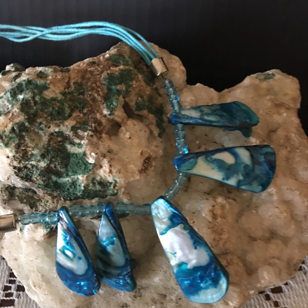 Blue Shell necklace - Picture 2 of 5